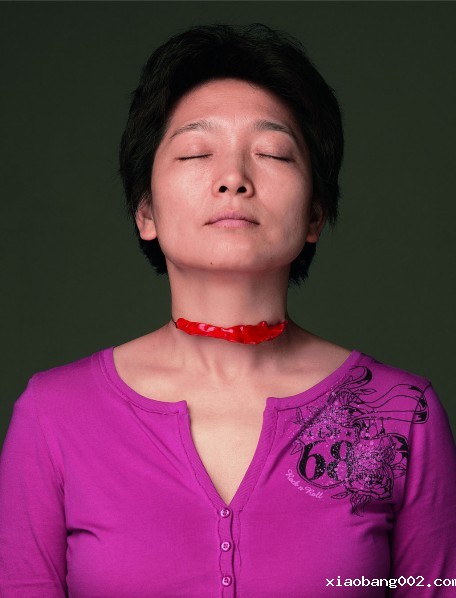 Teng Fei wears her design--That Summer. That Summer by Teng Fei, 2007-01; silver and lacquer, diameter: 10cm Teng Fei wears her design--That Summer. That Summer by Teng Fei, 2007-01; silver and lacquer, diameter: 10cm