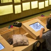 孩子们在布里斯班现代美术馆儿童艺术中心为《归去来兮》展览制作的《为男孩蔡策划展览》内， 用互动软件设计虚拟焰火,澳洲，2013年。陈昱羽摄，蔡工作室提供。