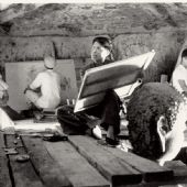 1953年7月，罗工柳（中）在麦积山临摹壁画