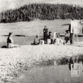 1962年，罗工柳与油研班同学在新疆写生