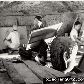 12 Luo Gongliu (middle) copied mural paintings in Maijishan