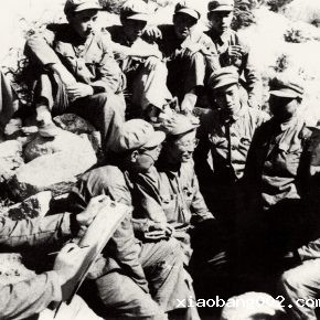 13 In the summer of 1952, Luo Gongliu (the first on the left) sketched the soldiers in the frontline of the Korean War